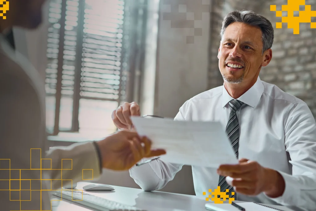 Homem de camisa branca com gravata azul, sorrindo enquanto olha um documento de recuperação de crédito