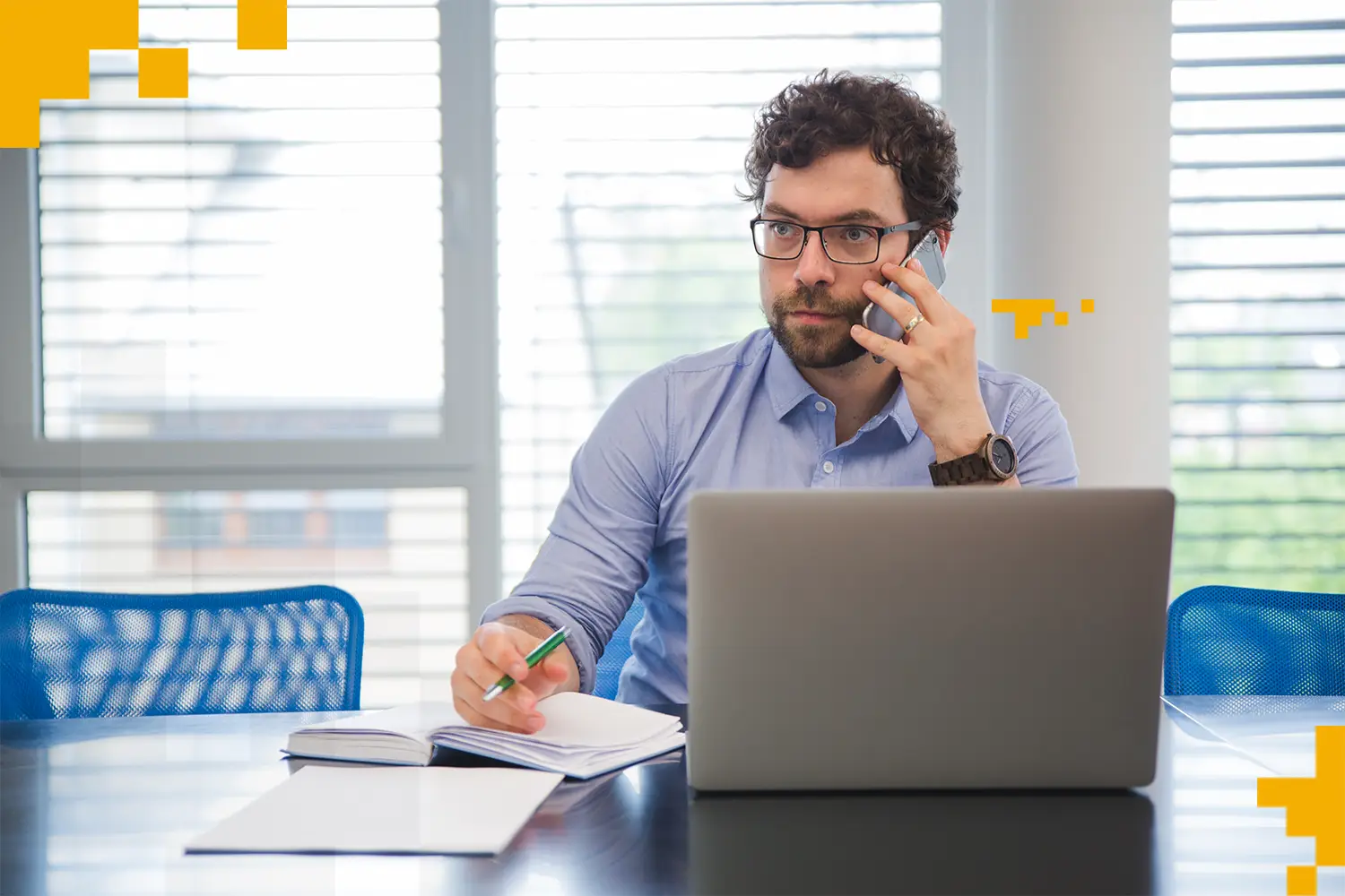 Profissional de escritório realizando sua gestão de cobranças ao telefone e com laptop, representando estratégias eficientes para cobranças de clientes.